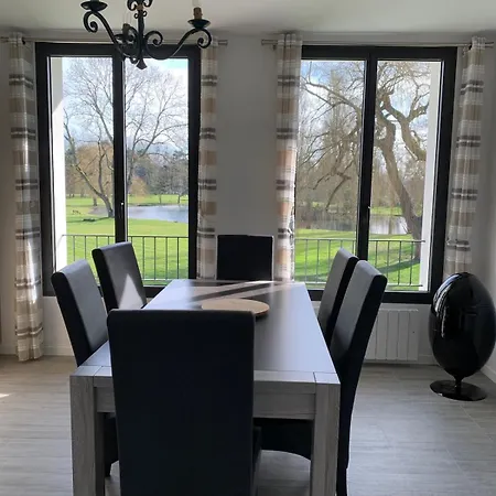 Le Domaine De Louis アパート